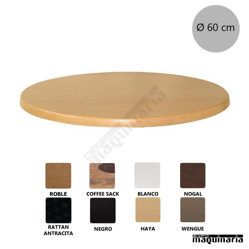 Tablero redondo de madera sobre la mesa