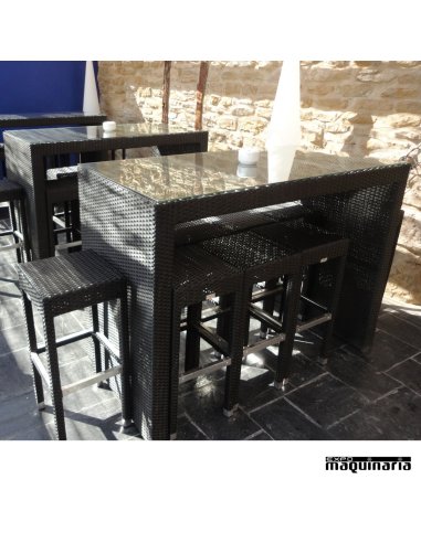 Mesa alta de rattan FAMODENA75 con tapa de cristal ejemplo terraza