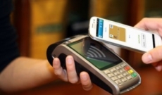 ¿Pagar en un bar o restaurante con un teléfono móvil?