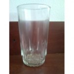 Vaso engrasado tras usar un lavavasos industrial para la hosteleria cuando se ha empleado para la limpieza de platos sucios de grasa, en este caso el vaso recoge la grasa del agua y no queda limpio.